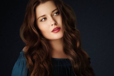 Güzellik, makyaj ve cilt bakımı, siyah arka planda uzun saçlı güzel bir kadının yüz portresi lüks kozmetik ürünleri, sağlık ve cazibe modası.