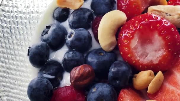 Egészséges Reggeli Bio Ételek Eper Málna Áfonya Mogyoró Laktózmentes Joghurttal — Stock videók