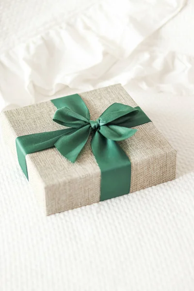 Holiday Present Luxury Online Shopping Delivery Wrapped Linen Gift Box — Fotografia de Stock