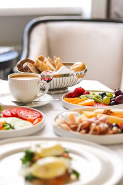 Lüks otel ve beş yıldızlı oda servisi, çeşitli yemek tabakları, ekmek ve kahve seyahat ve konukseverlik markası olarak oda kahvaltısı.