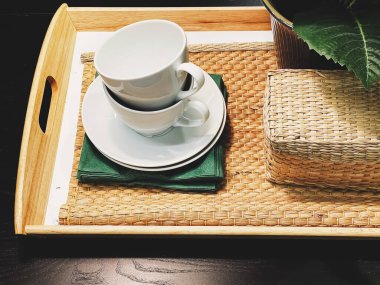 Ev dekorasyonu ve iç tasarım, mağazada bulunan bulaşık ürünleri, mobilya ve dekorasyon detayları