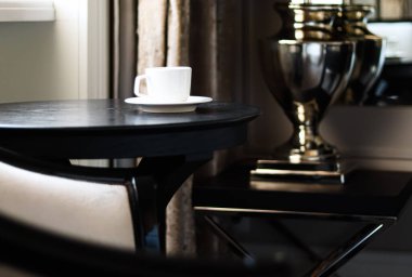 Ev dekorasyonu ve iç tasarım, lüks lamba ve sehpa şık stil oda, mobilya ve dekorasyon ayrıntıları