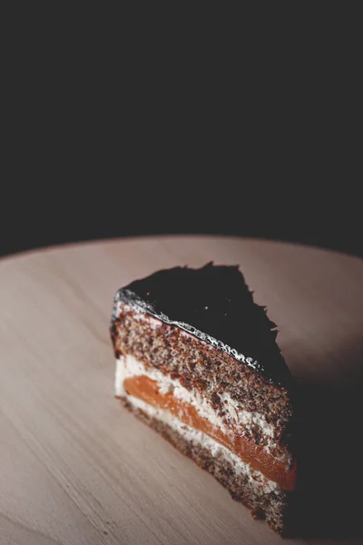 디저트와 카라멜 초콜릿을 곁들인 케이크 조각을 조리법으로 — 스톡 사진