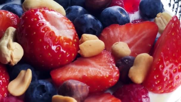 Hälsosam Frukost Och Ekologisk Mat Jordgubbar Hallon Blåbär Och Jordnötter — Stockvideo