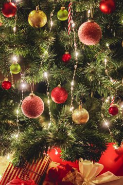 Noel hediyeleri ve bayram hediyeleri, süslü Noel ağacının altında klasik Noel hediye kutuları, mutlu tatiller ve boks günü teması