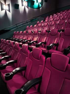 Sinema ve eğlence, televizyon şovu için boş pembe sinema koltukları ve film endüstrisi markalaşması