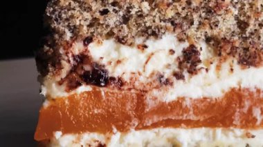 Tatlı ve tatlı yemek, kremalı, karamel ve çikolatalı bir dilim pasta tatil yemeği tarifi fikri.