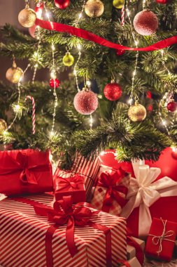 Noel hediyeleri ve bayram hediyeleri, süslü Noel ağacının altında klasik Noel hediye kutuları, mutlu tatiller ve boks günü teması