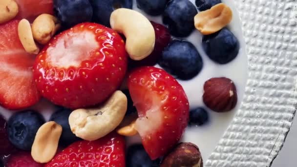 Petit Déjeuner Sain Aliments Biologiques Fraises Framboises Bleuets Cacahuètes Avec — Video