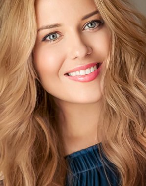 Güzellik ve kadınlık, güzel sarışın kadın uzun sarı saçlı, doğal bir portre.