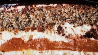 Tatlı ve tatlı yemek, kremalı, karamel ve çikolatalı bir dilim pasta tatil yemeği tarifi fikri.
