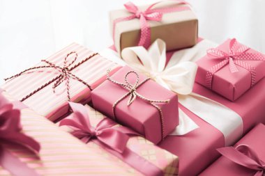 Tatil hediyeleri ve paketlenmiş lüks hediyeler, sürpriz hediye olarak pembe hediye kutuları doğum günü, Noel, yeni yıl, sevgililer günü, boks günü, düğün ve tatil alışverişi veya güzellik kutusu teslimatı.