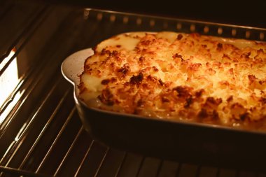 Konforlu yemekler ve geleneksel İngiliz mutfağı, kırsal mutfakta fırında balık turtası pişirmek, ev yapımı yemek tarifi fikri.