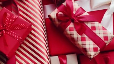 Noel hediyeleri, boks günü ve geleneksel tatil hediyeleri, klasik kırmızı ve pembe Xmas hediye kutuları, yeni yıl, doğum günü, sevgililer günü ve tatil konsepti için paketlenmiş lüks hediyeler.