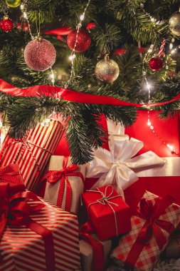 Noel hediyeleri ve bayram hediyeleri, süslü Noel ağacının altında klasik Noel hediye kutuları, mutlu tatiller ve boks günü teması