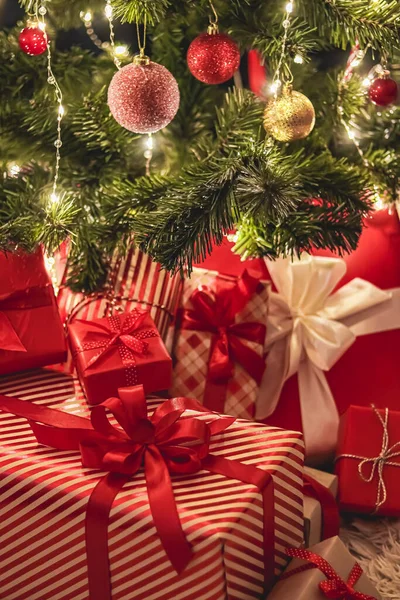 Noel hediyeleri ve bayram hediyeleri, süslü Noel ağacının altında klasik Noel hediye kutuları, mutlu tatiller ve boks günü teması