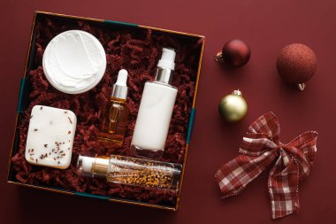 Noel hediyesi seti, xmas bayramı güzellik kutusu abonelik paketi ve lüks cilt ürünleri düz döşeme, çikolata zemininde kozmetik daire, tatil hediyesi olarak kozmetik ürünler veya alışveriş teslimatı