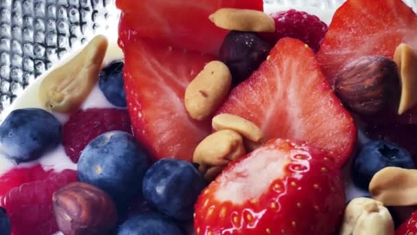 Desayuno Saludable Comida Orgánica Fresas Frambuesas Arándanos Cacahuetes Con Yogur — Vídeos de Stock