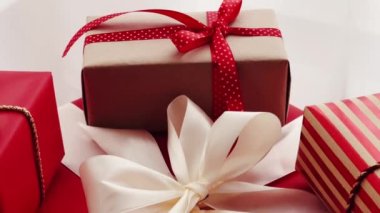 Noel hediyeleri, boks günü ve geleneksel tatil hediyeleri, klasik kırmızı ve pembe Xmas hediye kutuları, yeni yıl, doğum günü, sevgililer günü ve tatil konsepti için paketlenmiş lüks hediyeler.