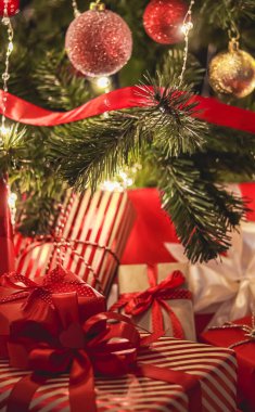 Noel hediyeleri ve bayram hediyeleri, süslü Noel ağacının altında klasik Noel hediye kutuları, mutlu tatiller ve boks günü teması