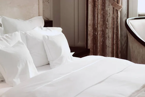 Home Decor Interior Design Bed White Bedding Luxury Bedroom Bed — Stock Photo, Image