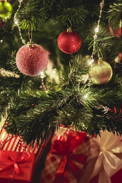 Noel Hediyeleri Bayram Hediyeleri Süslü Noel Ağacının Altında Klasik Noel — Stok fotoğraf