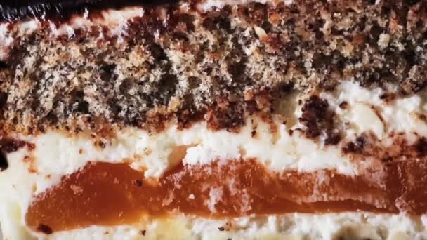 デザートと甘い食べ物 クリームと層状ケーキのスライス 休日の治療レシピのアイデアとしてキャラメルとチョコレート — ストック動画