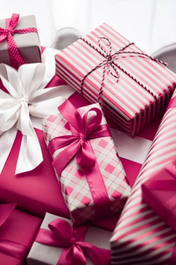 Tatil hediyeleri ve paketlenmiş lüks hediyeler, sürpriz hediye olarak pembe hediye kutuları doğum günü, Noel, yeni yıl, sevgililer günü, boks günü, düğün ve tatil alışverişi veya güzellik kutusu teslimatı.