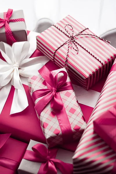 Prezenty Świąteczne Pakowane Prezenty Luksusowe Różowe Pudełka Prezent Niespodzianka Urodziny — Zdjęcie stockowe