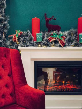 Noel, tatiller ve dekorasyon, Noel ağacı ve kır evindeki şöminenin yanındaki süsler. Kış tatili, kutlama ve evde rahat bir atmosfer..