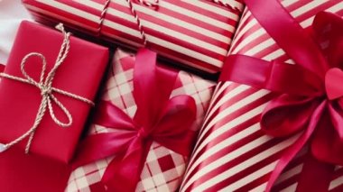Noel hediyeleri, boks günü ve geleneksel tatil hediyeleri, klasik kırmızı ve pembe Xmas hediye kutuları, yeni yıl, doğum günü, sevgililer günü ve tatil konsepti için paketlenmiş lüks hediyeler.