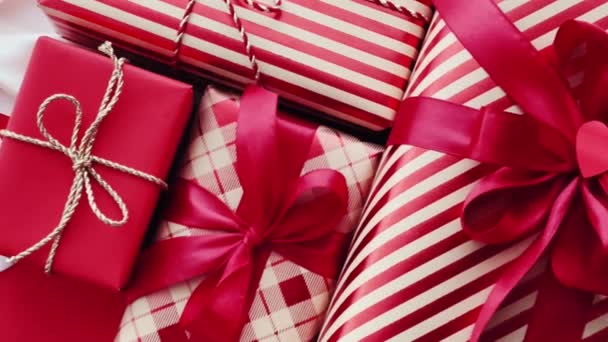 Kerstcadeaus Boksdag Traditionele Kerstcadeaus Klassieke Rode Roze Kerstcadeaus Verpakt Luxe — Stockvideo