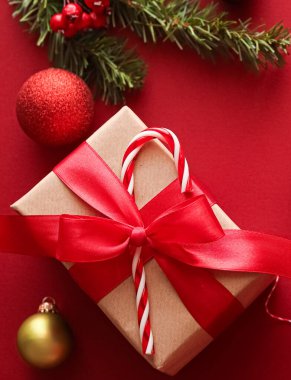 Noel hediyeleri, boks günü ve geleneksel bayram hediyeleri düz konum, kırmızı arka planda klasik Noel hediye kutuları, bayram süsleri ve düz dizayn dekorasyonları ile paketlenmiş