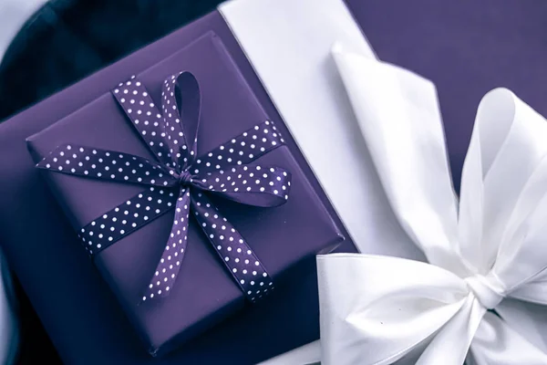 Ünnepi Ajándékok Csomagolt Luxus Ajándékok Lila Ajándékdobozok Meglepetésként Születésnapra Karácsonyra — Stock Fotó