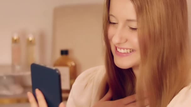 Feliz Mujer Sonriente Teniendo Videollamada Con Smartphone Por Noche Casa — Vídeos de Stock