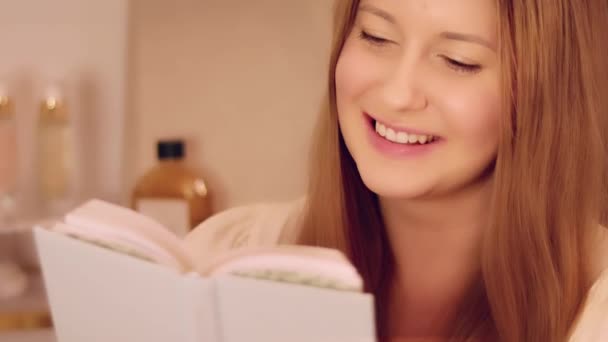 Szczęśliwa Kobieta Czytanie Książki Godzinach Wieczornych Domu Rozrywki Stylu Życia — Wideo stockowe