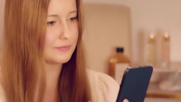 Szczęśliwa Kobieta Korzystająca Ekranu Dotykowego Telefonie Komórkowym Godzinach Wieczornych Domu — Wideo stockowe
