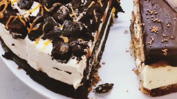 Felii Tort Ciocolată Smântână Expuse Cafenea Alimente Deserturi — Videoclip de stoc