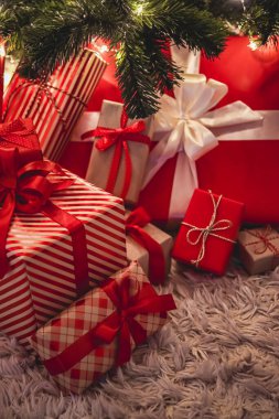 Noel hediyeleri ve bayram hediyeleri, süslü Noel ağacının altında klasik Noel hediye kutuları, mutlu tatiller ve boks günü teması