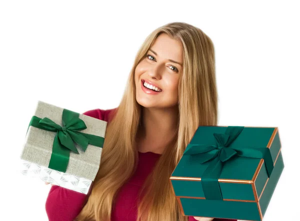 Noel hediyeleri ve bayram hediyeleri, beyaz arka planda izole edilmiş hediye kutularını tutan mutlu kadın, portre.