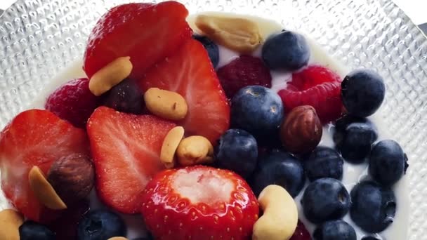 Gezond Ontbijt Biologisch Voedsel Aardbeien Frambozen Bosbessen Pinda Met Lactosevrije — Stockvideo