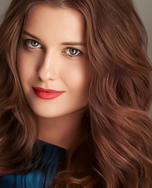 Güzellik ve kadınlık, uzun saç stili ve doğal portresi olan güzel bir kadın.