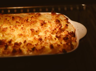 Konforlu yemekler ve geleneksel İngiliz mutfağı, kırsal mutfakta fırında balık turtası pişirmek, ev yapımı yemek tarifi fikri.