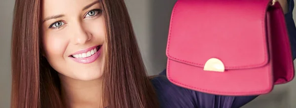 Moda Acessórios Mulher Bonita Feliz Segurando Pequena Bolsa Rosa Com — Fotografia de Stock