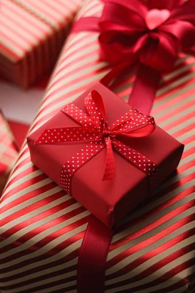 Karácsonyi Ajándékok Boksz Nap Hagyományos Ünnepi Ajándékok Klasszikus Karácsonyi Ajándékdobozok — Stock Fotó