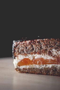 Tatlı ve tatlı yemek, kremalı, karamel ve çikolatalı bir dilim pasta tatil yemeği tarifi fikri.