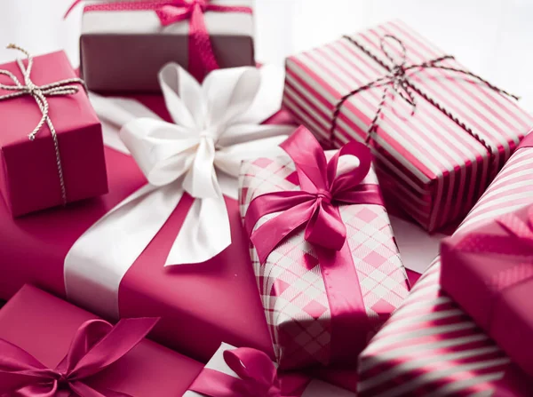 Ünnepi Ajándékok Csomagolt Luxus Ajándékok Rózsaszín Ajándékdobozok Meglepetésként Születésnapra Karácsonyra — Stock Fotó