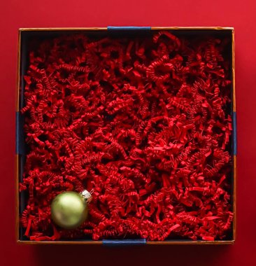 Noel hediyesi ve güzellik kutusu abonelik paketi mevcut veya ürün için, boş hediye kutusu dairesi kırmızı arka planda çevrimiçi alışveriş teslimatı olarak yatıyordu.