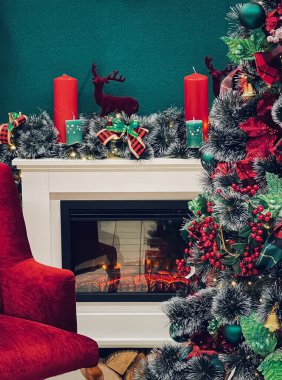 Kırsal evdeki şöminenin yanında Noel ağacı ve süslemeler. Kış tatilleri, kutlamalar, rahat evler..