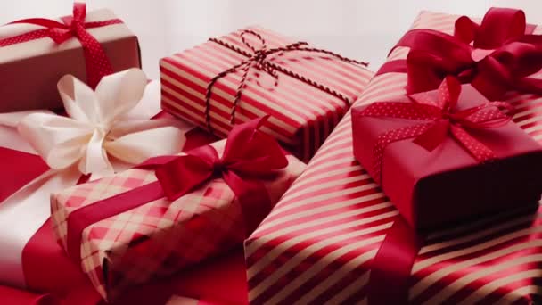Prezenty Świąteczne Boks Tradycyjne Prezenty Świąteczne Klasyczne Czerwone Różowe Pudełka — Wideo stockowe